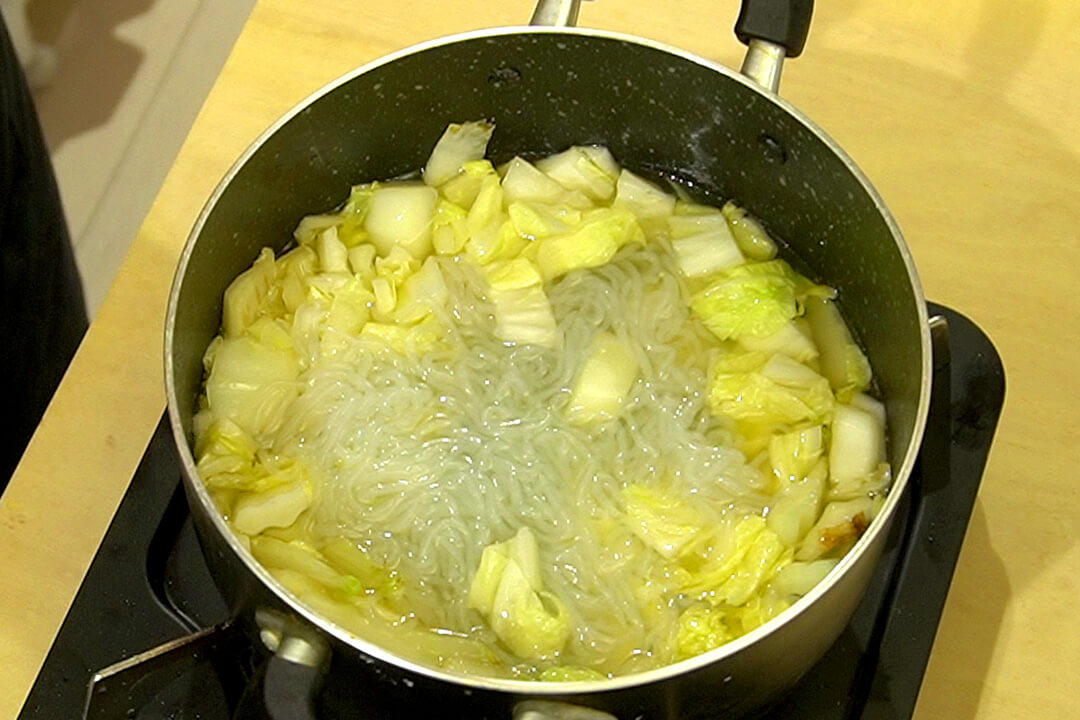 調味料としらたきを加えて煮る