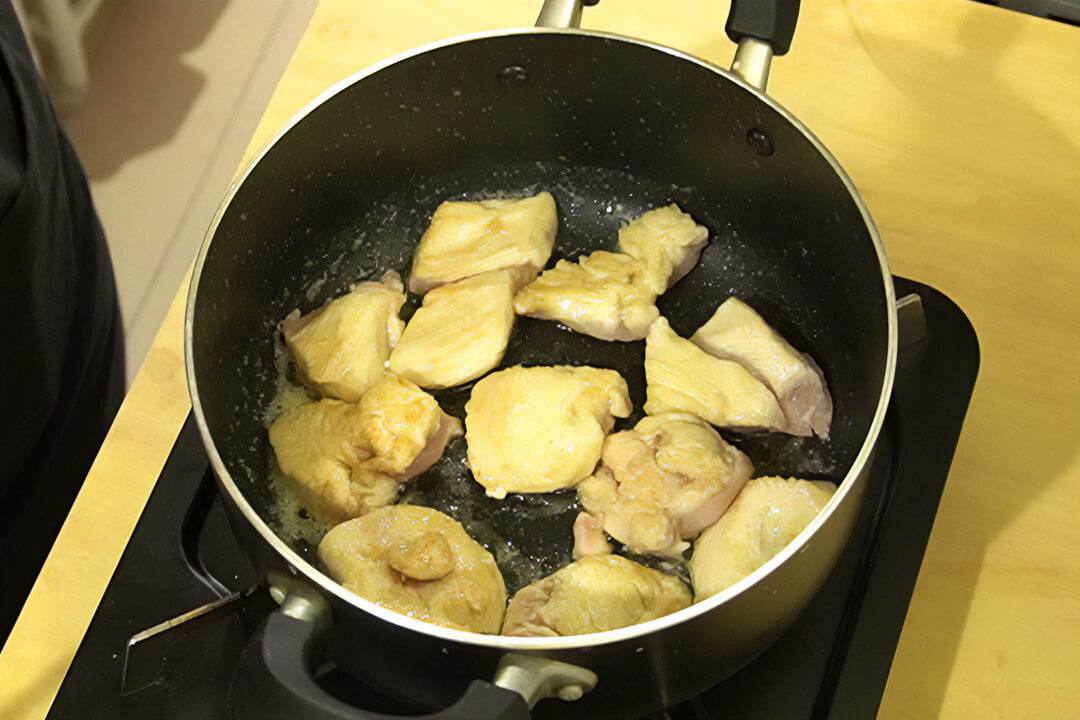 鶏むね肉を炒める