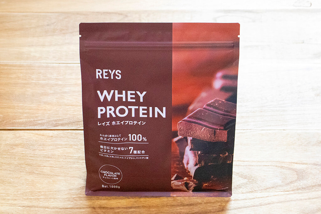 REYS（レイズ）ホエイプロテイン チョコレート風味のパッケージ