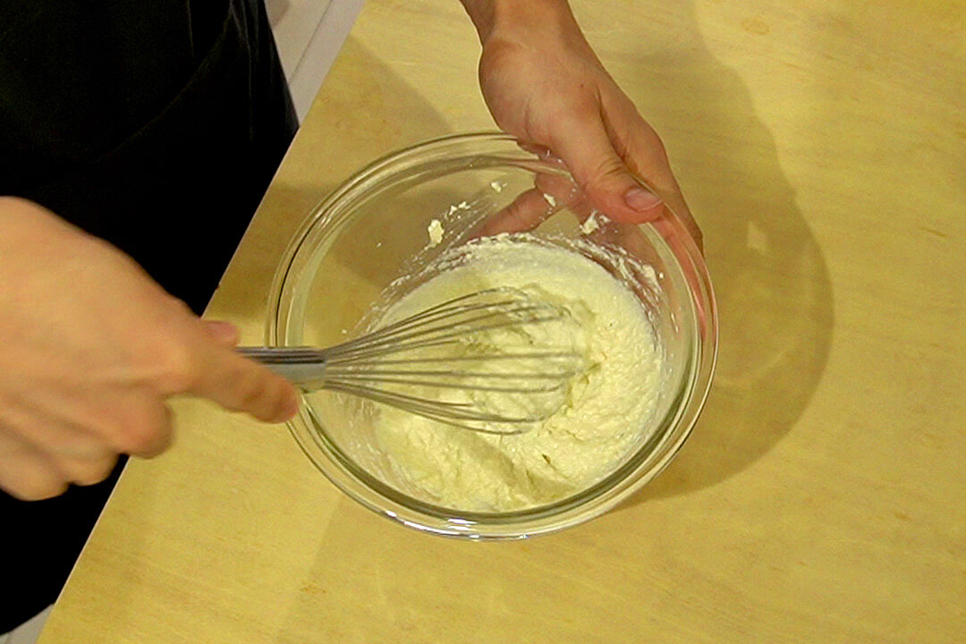 絹ごし豆腐は泡立て器で滑らかになるまで混ぜる