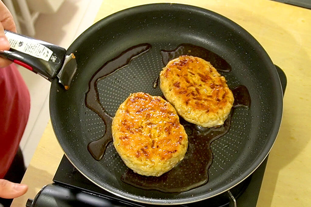 調味料を加えて味付けをする