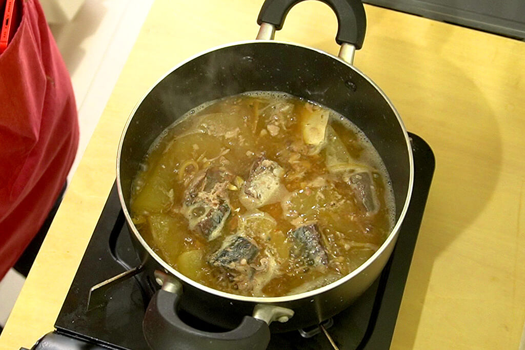 サバ水煮缶を加えて煮る