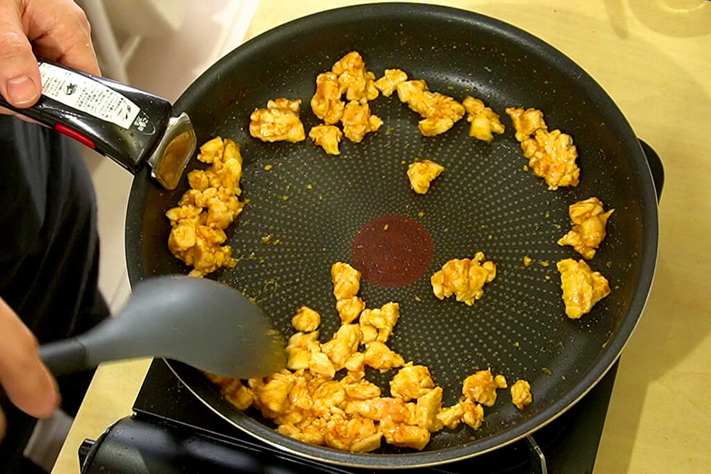 調味料を熱して鶏むね肉を炒める