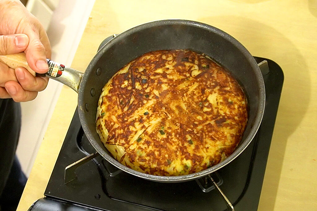 ひっくり返して裏面も蒸し焼きにする