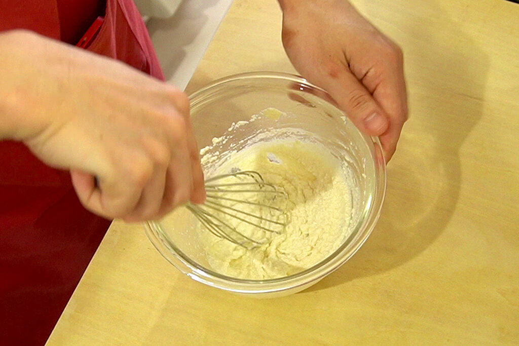 絹ごし豆腐は泡立て器で混ぜる