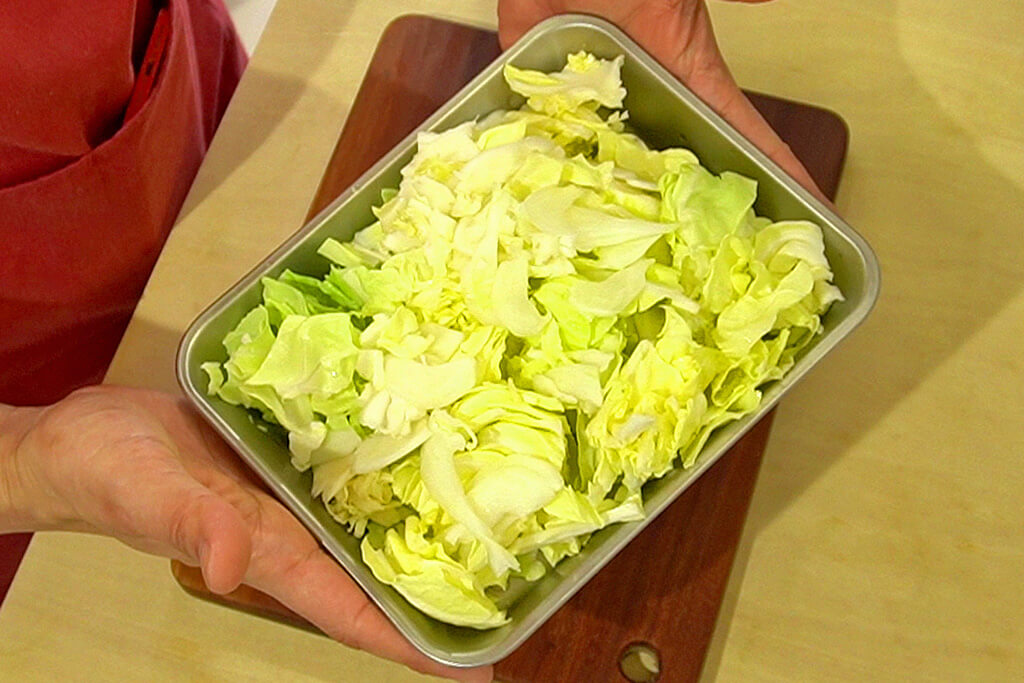 春キャベツは食べやすい大きさにちぎる