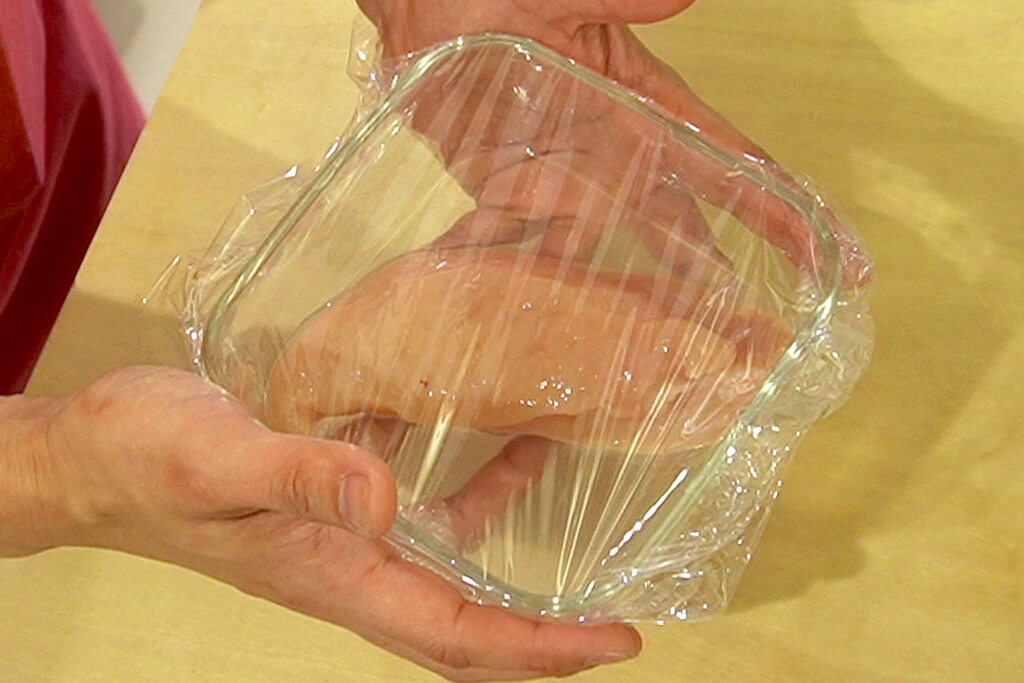 鶏むね肉は下味を付けてレンジで加熱する