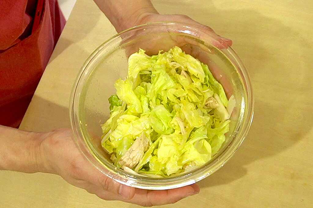 具材と調味料を和える