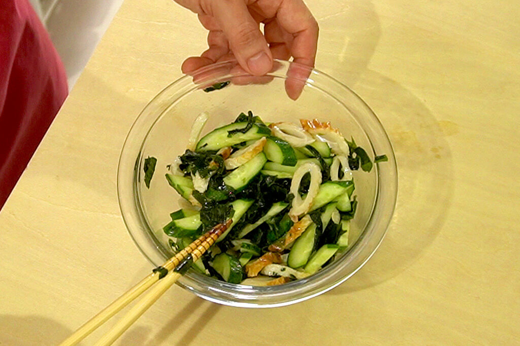 具材と調味料を和える