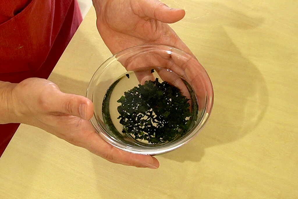 乾燥わかめは水で戻す