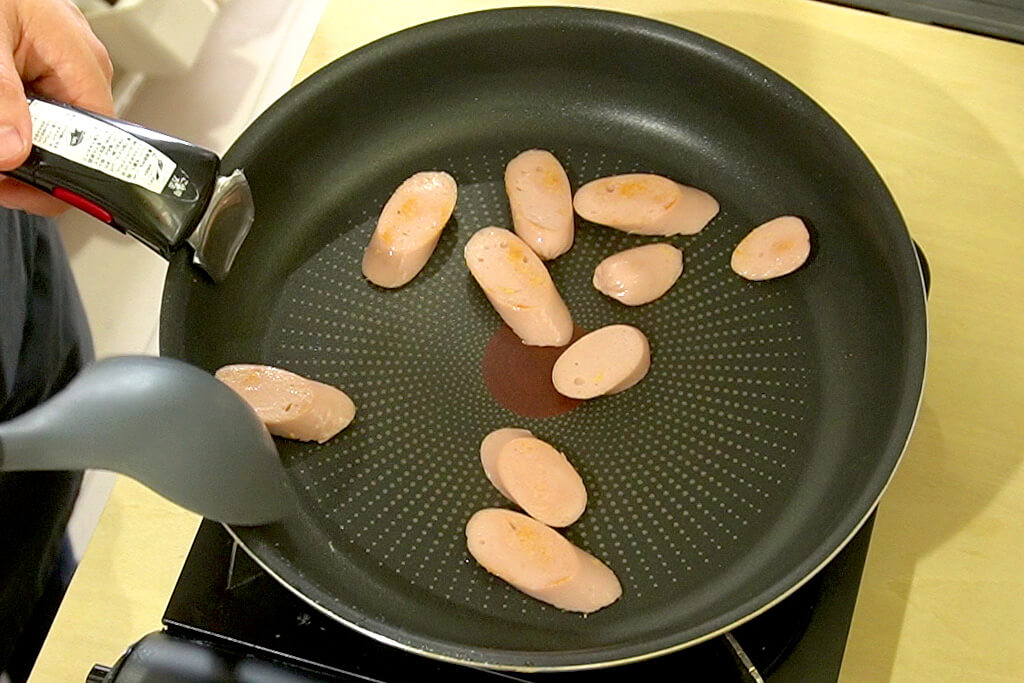 魚肉ソーセージを炒める