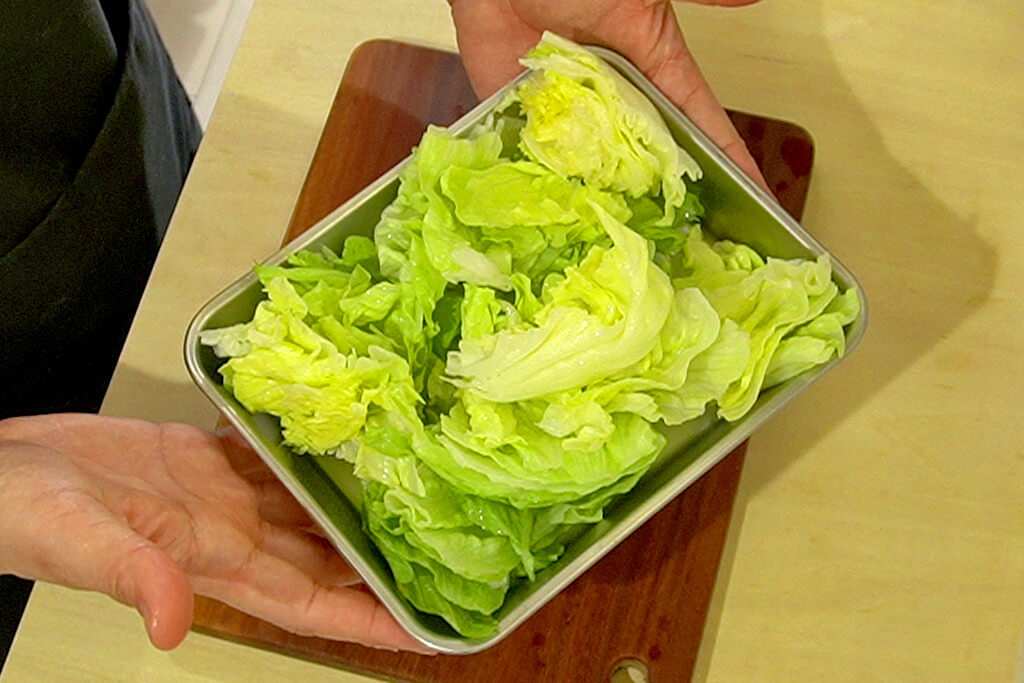 レタスは食べやすい大きさにちぎる