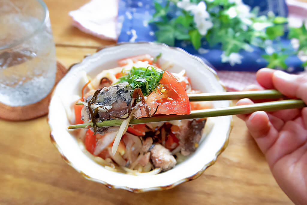 サバ缶とトマトの塩昆布和え