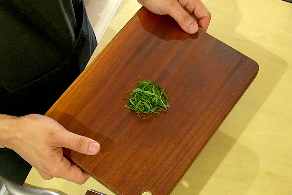 大葉は千切りにする
