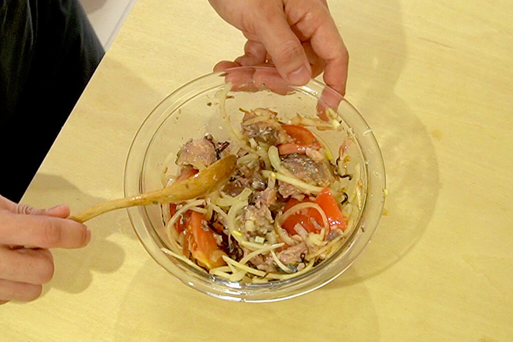 調味料を混ぜて具材を和える