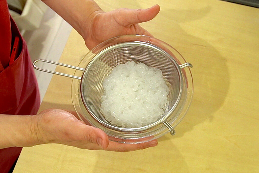 しらたきは食べやすい長さに切り水洗いする