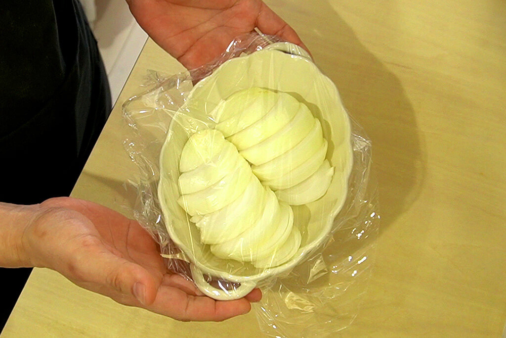 新玉ねぎを切ってレンジで加熱する
