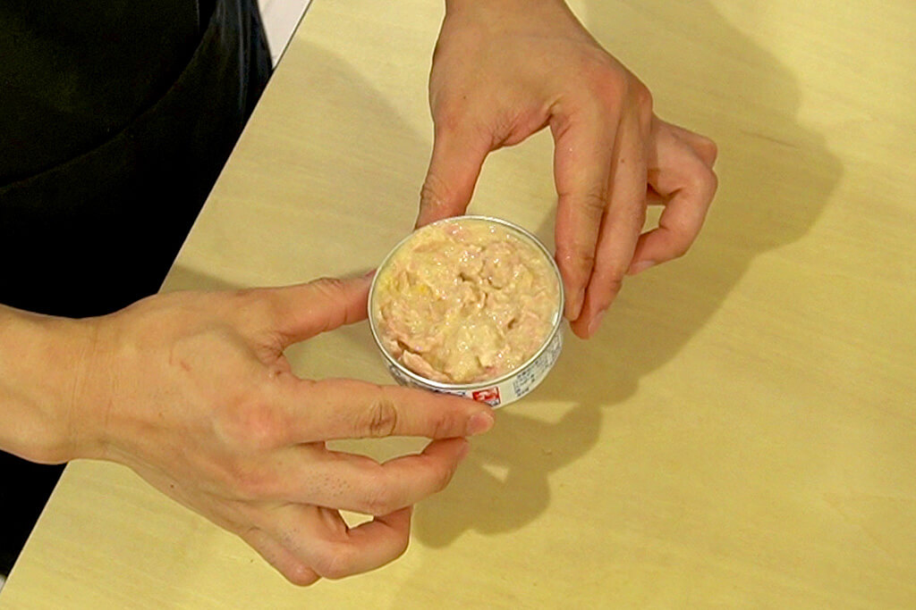 ノンオイルツナ缶と調味料を混ぜる