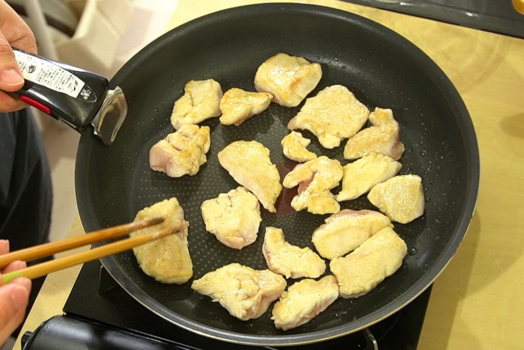 鶏むね肉を炒めて取り出す