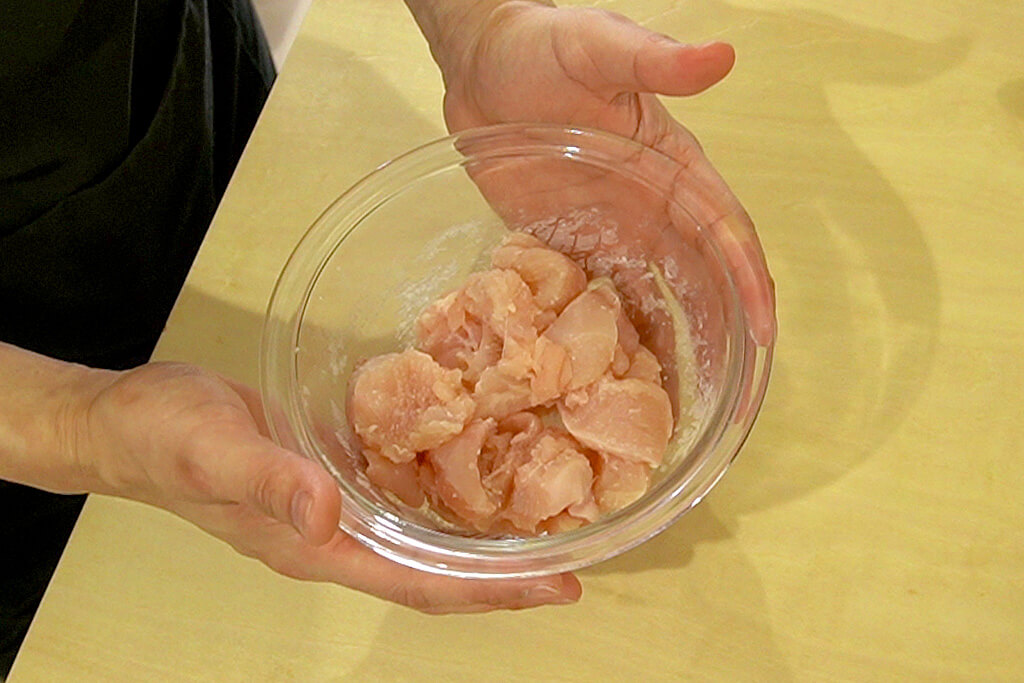 鶏むね肉はそぎ切りにして下味を付ける