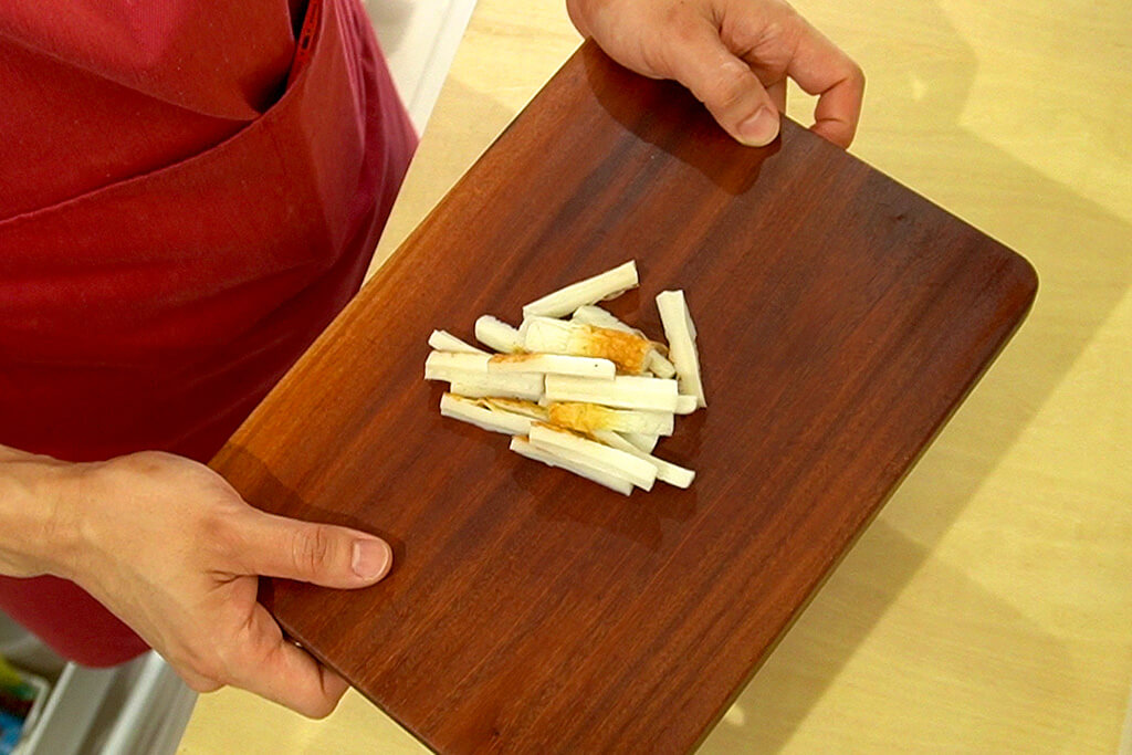 ちくわは横半分に切り細切りにする