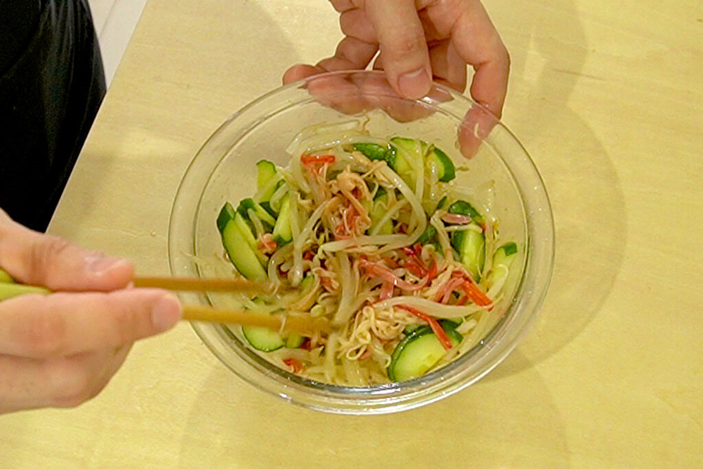 カニカマ、調味料を加えて和える