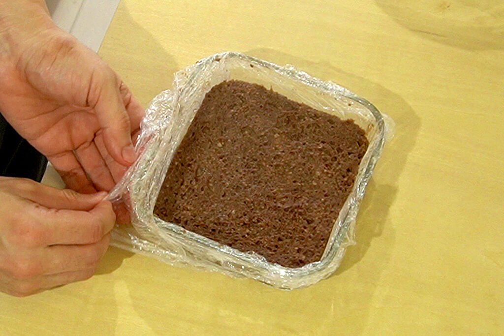 生地をレンジで加熱し火の通りを確認する