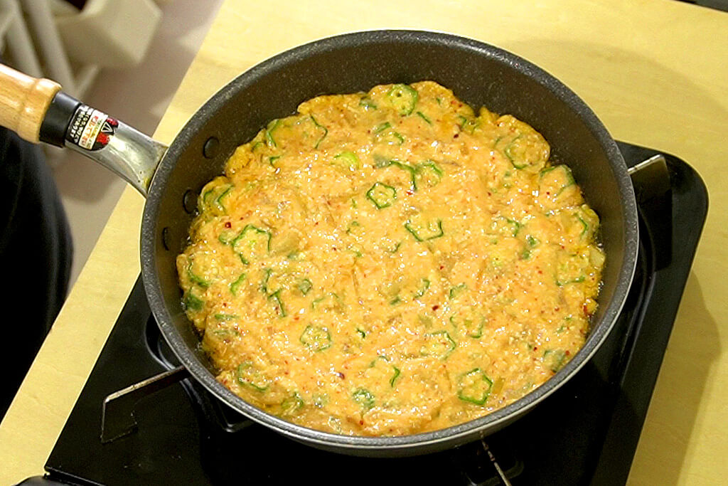 フライパンで生地を焼く