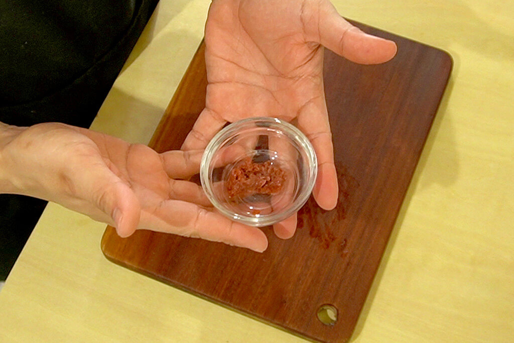 梅干しは種を取り除きみじん切りにする