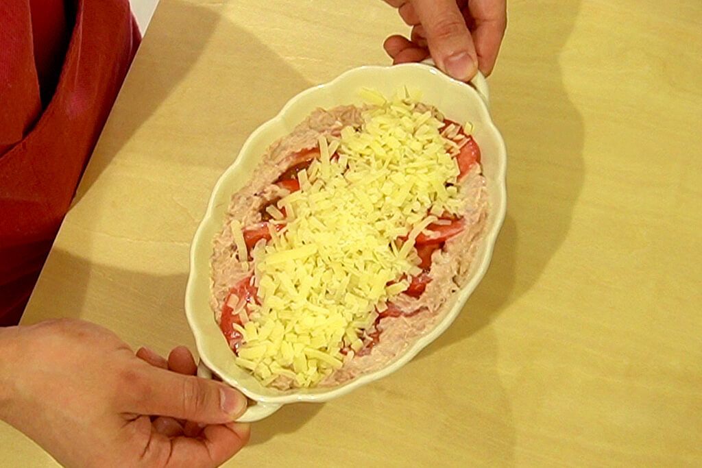 ピザ用チーズをちらしてトースターで焼く