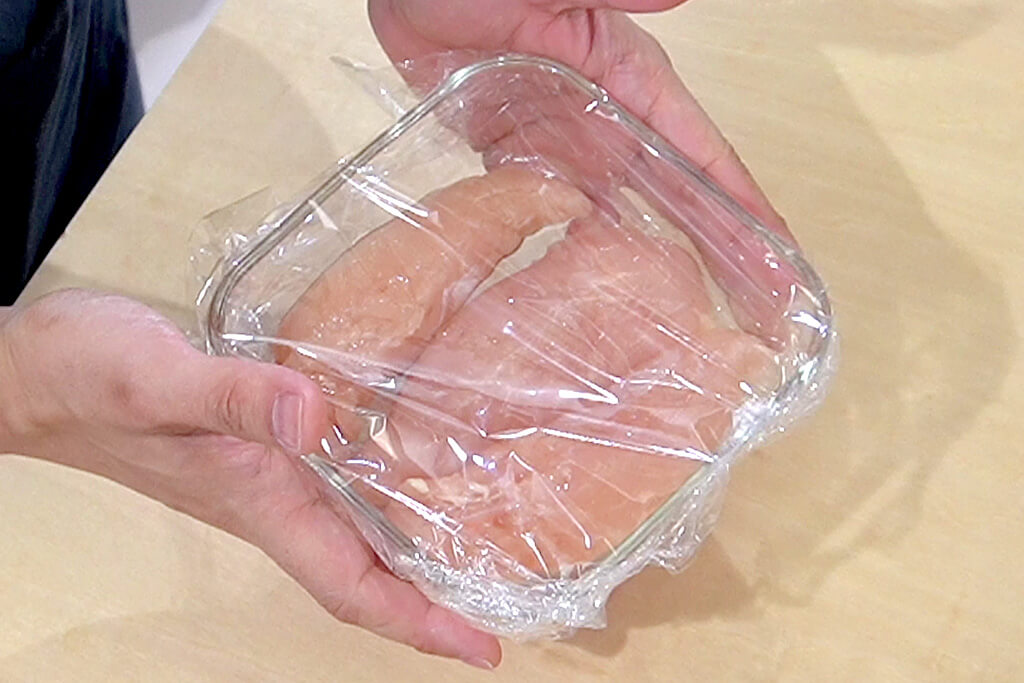ささみはフォークで穴を開けてレンジで加熱する
