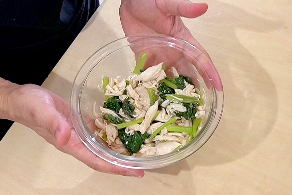 具材と調味料を和える