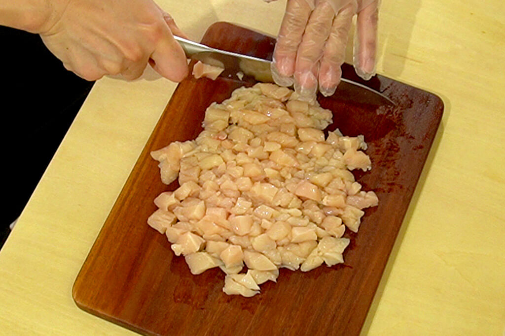 鶏むね肉は粗めのミンチ状にする