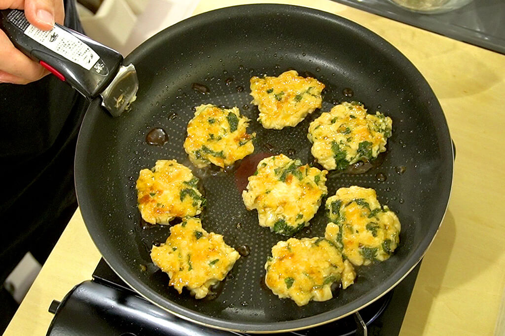 調味料を加えて煮絡める