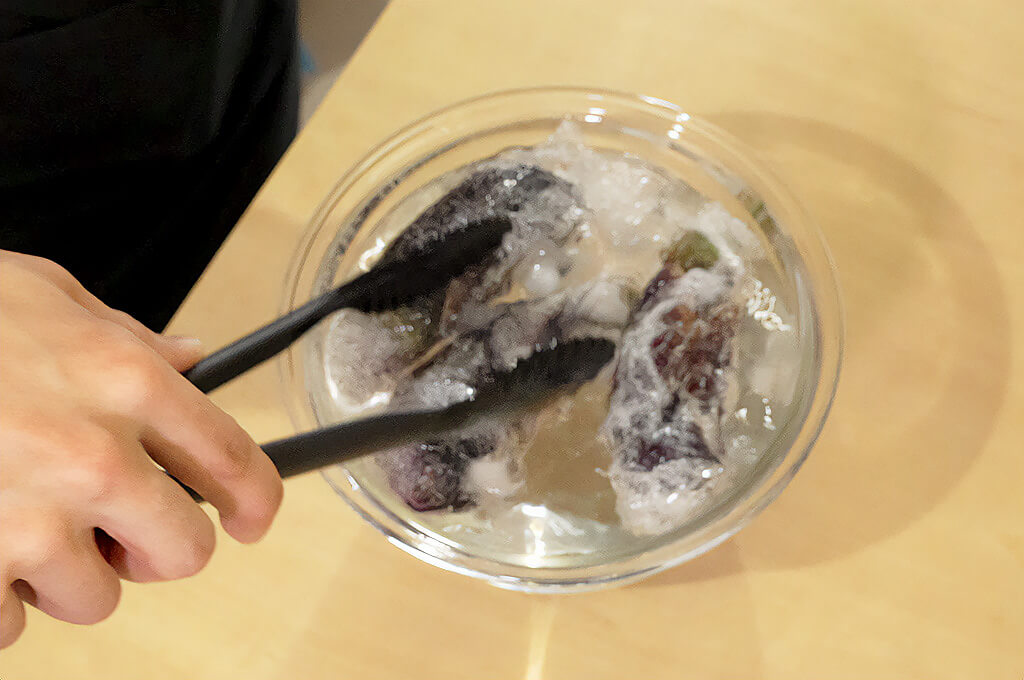 なすを冷水で冷やす