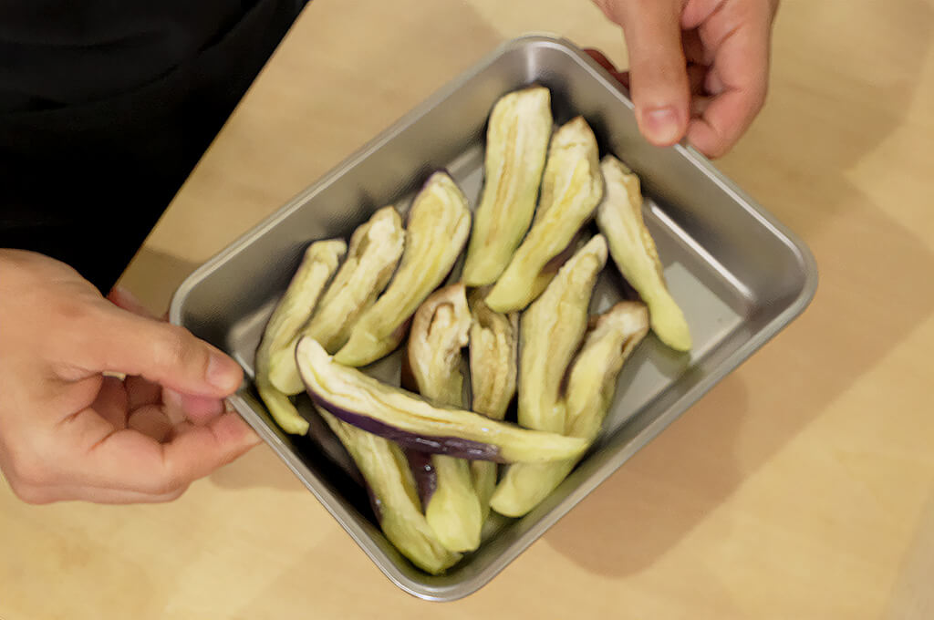 なすを手で裂く