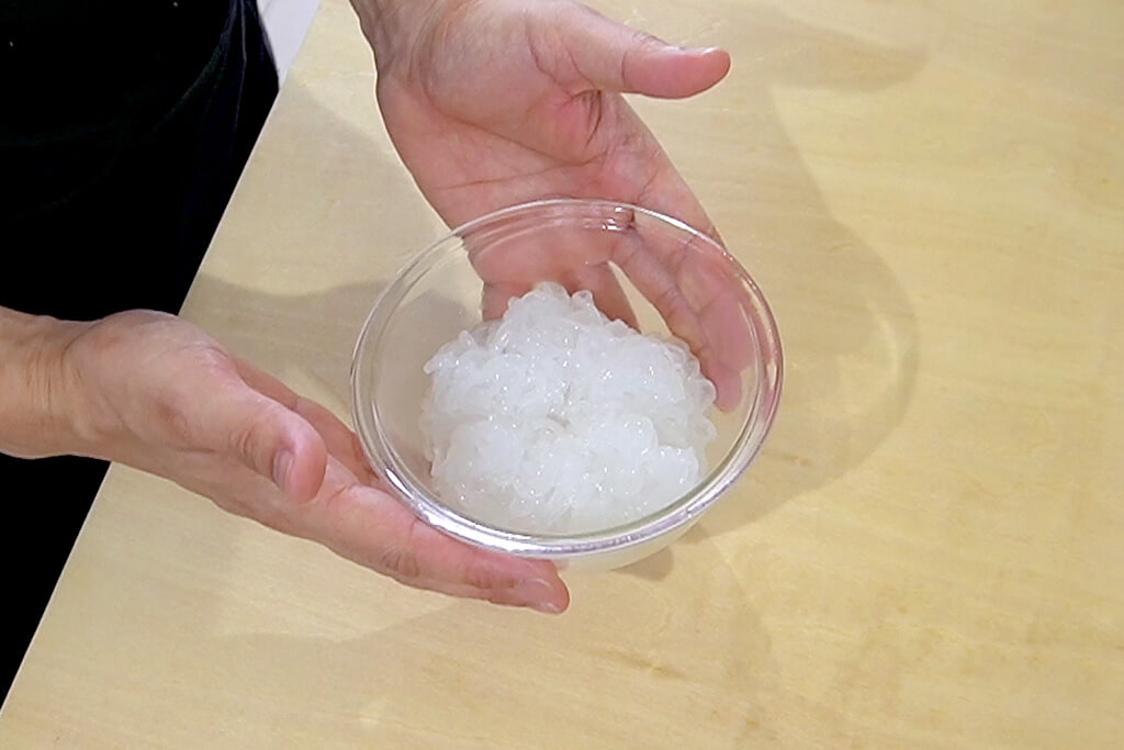 しらたきはハサミで食べやすい長さに切る