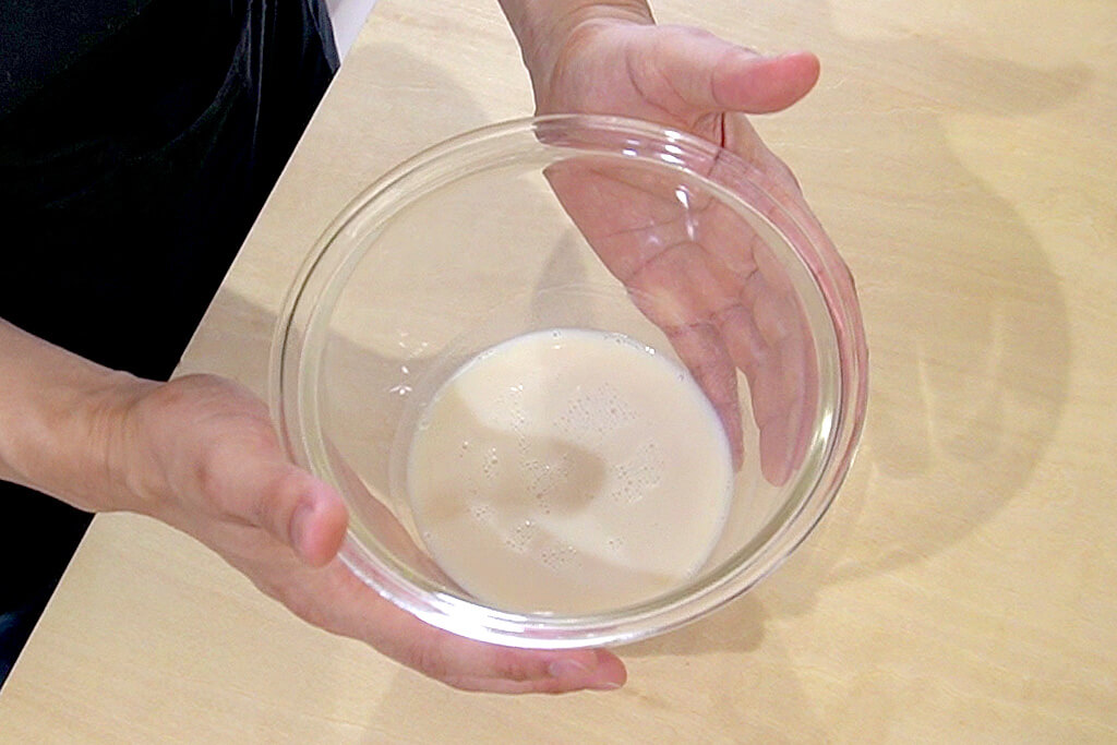 低脂肪乳の半量と粉寒天を混ぜる