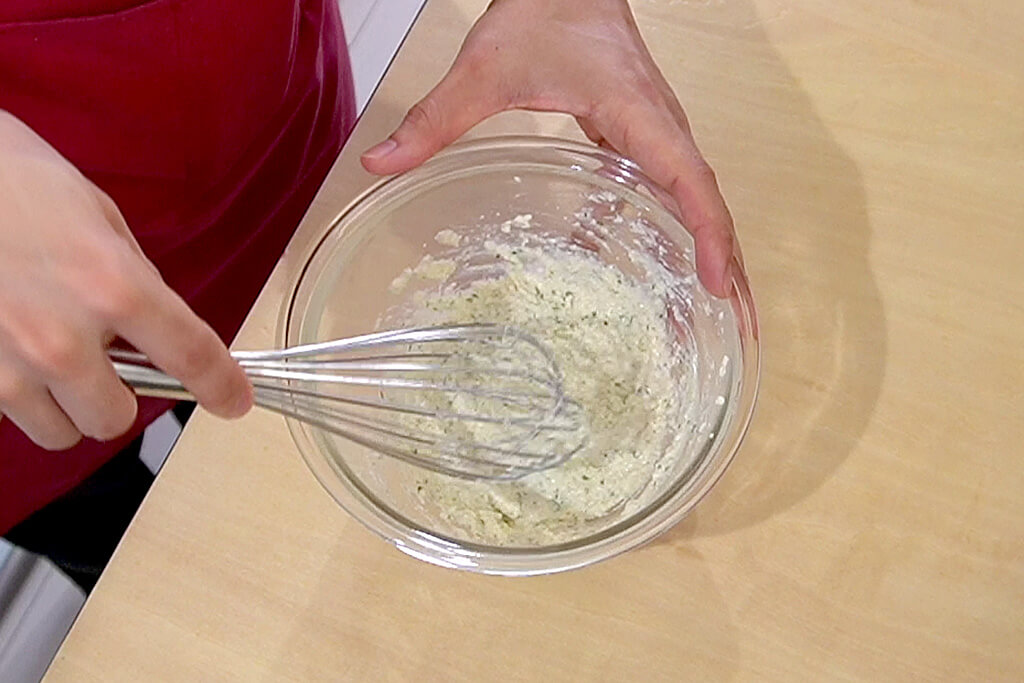 絹ごし豆腐と調味料を滑らかになるまで混ぜる