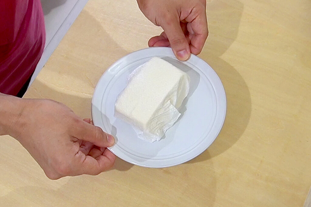 絹ごし豆腐はキッチンペーパーで包んでレンジで加熱する