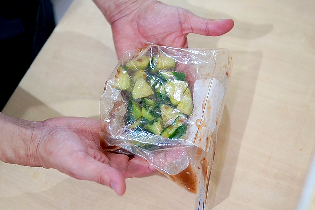 きゅうりに梅干しと調味料を揉み込む