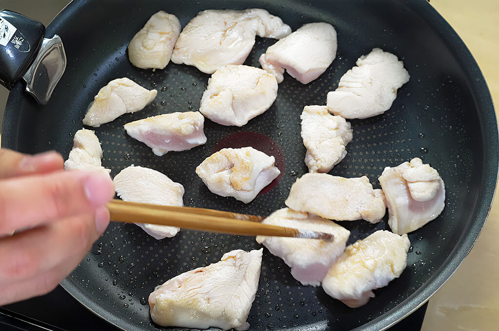 鶏むね肉を炒めて一度取り出す