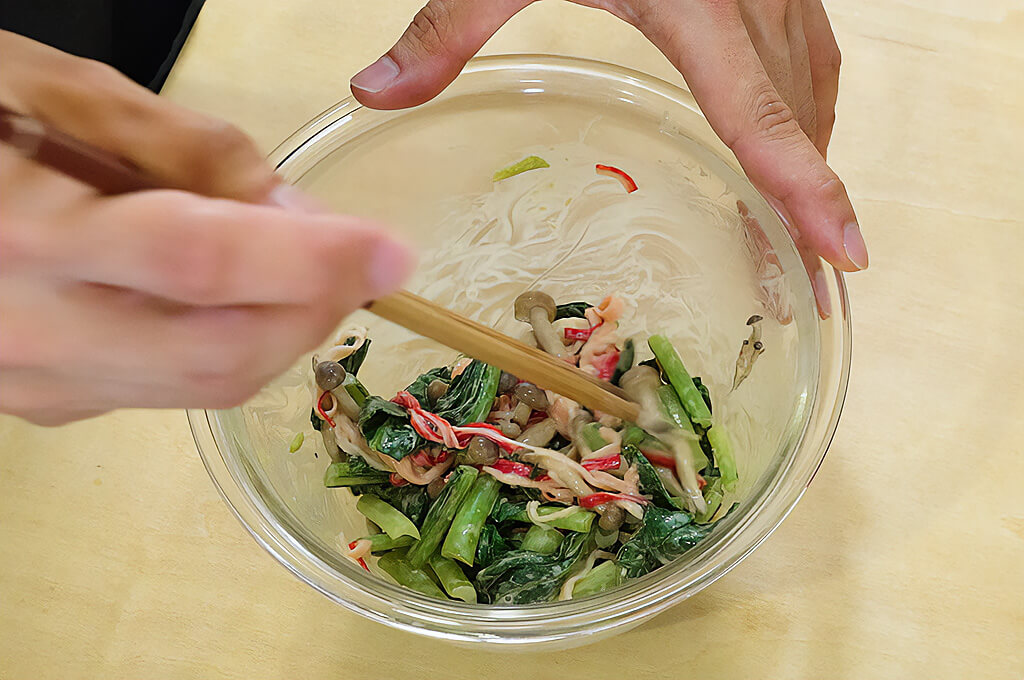 調味料を混ぜて具材を和える