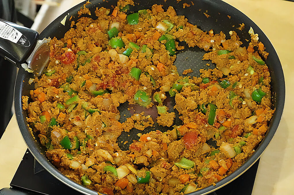 高野豆腐を加えて味付けする