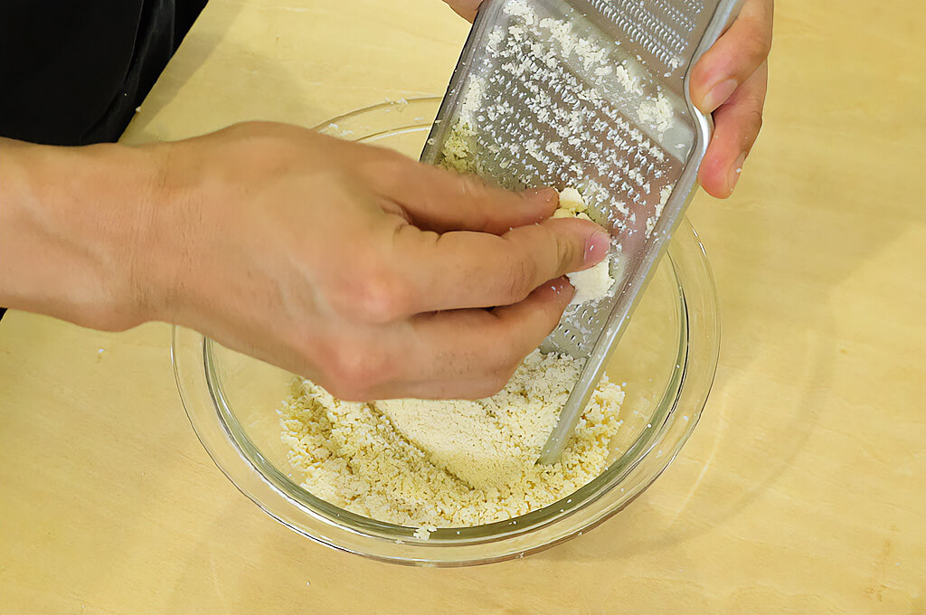 高野豆腐はおろし金ですり下ろす
