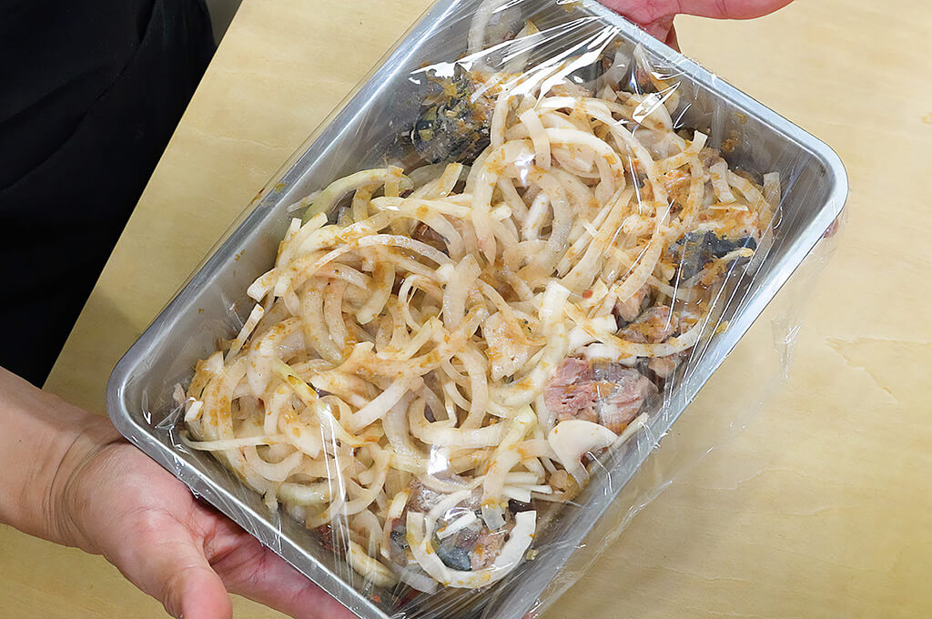 具材を和えて漬ける