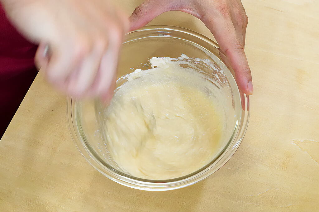 絹ごし豆腐を混ぜ、卵を割り入れて混ぜる