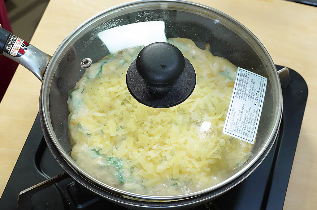 生地を蒸し焼きにする