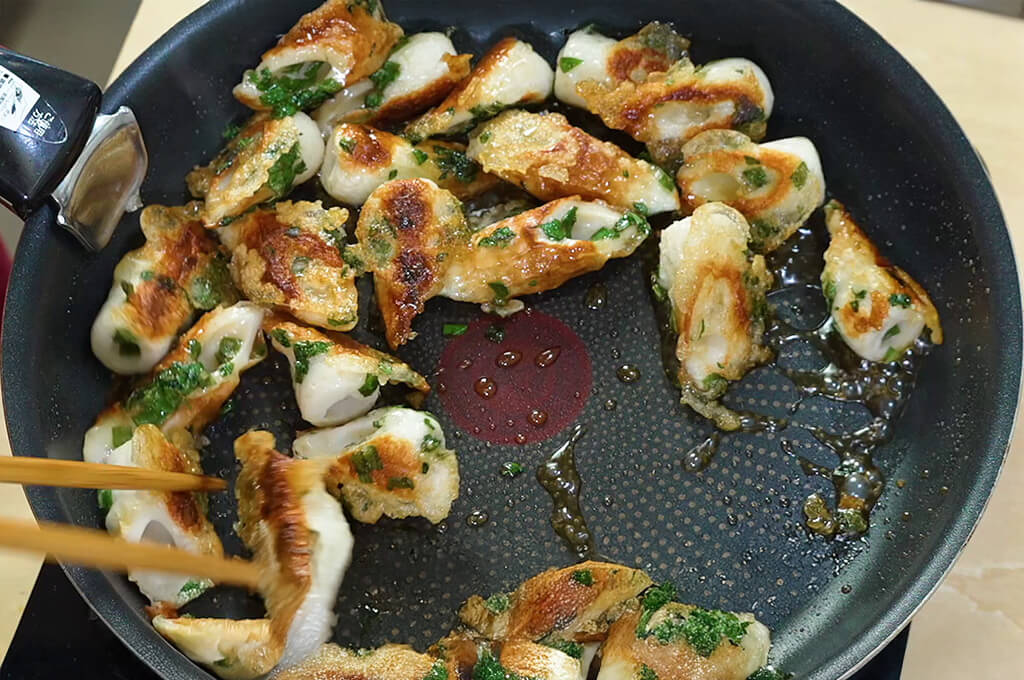 調味料を煮絡める