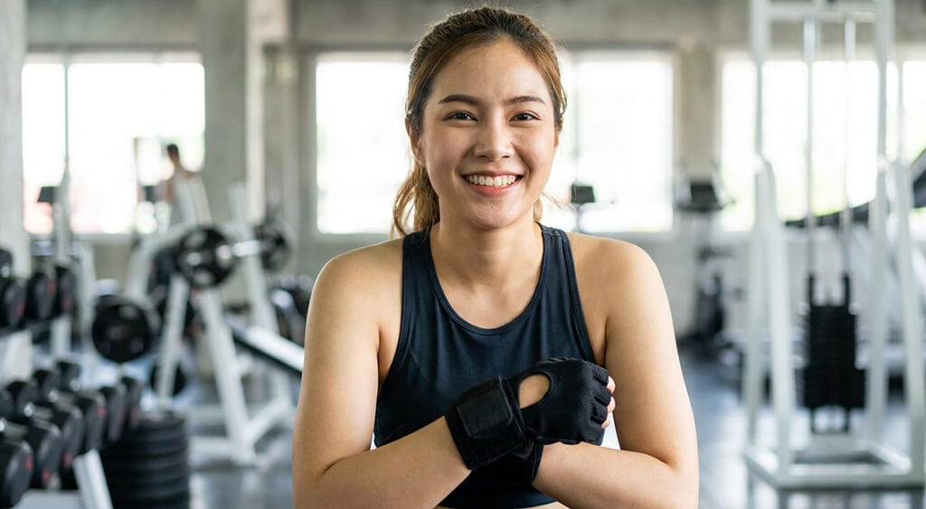プロリストラップグローブを付けて微笑む女性